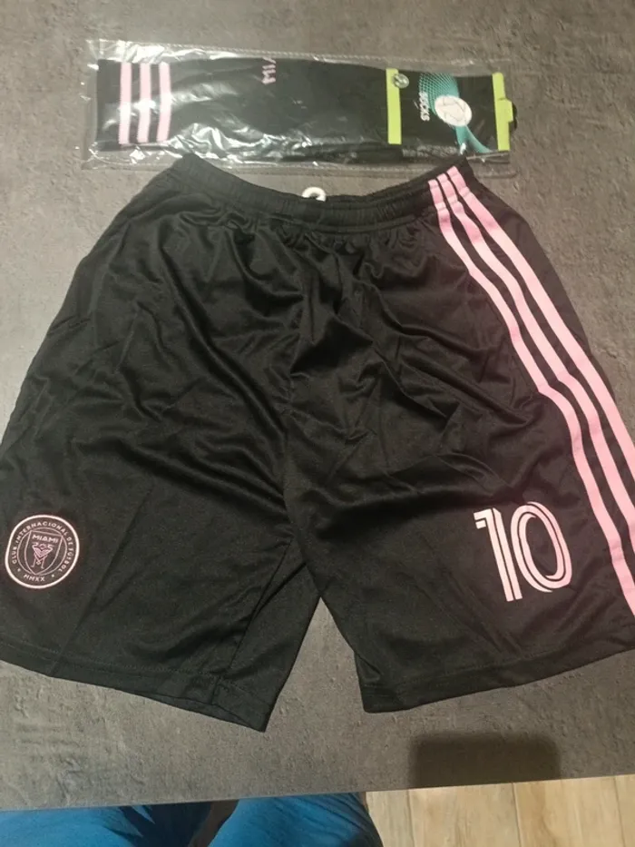 Tenue foot Léo Messi Inter Miami noir/rose. T.30 - photo numéro 3