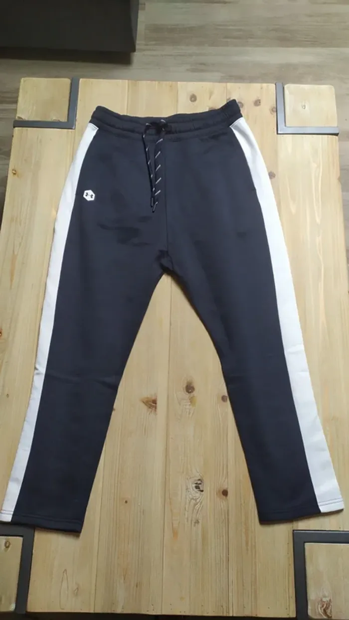 Jogging femme de marque "under armour" noir et blanc
