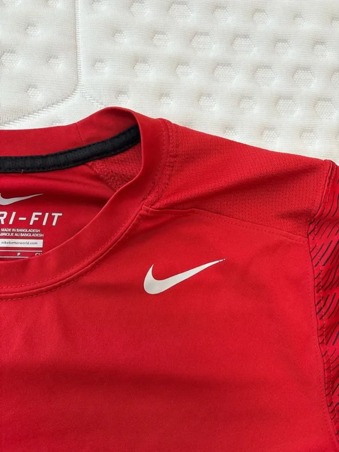 T-shirt de sport pour homme Nike taille S avec défaut bordeaux - photo numéro 2