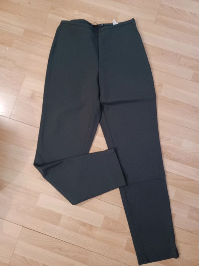 Superbe pantalon Taille 38 neuf matières très agréable à porter Tirette du côté