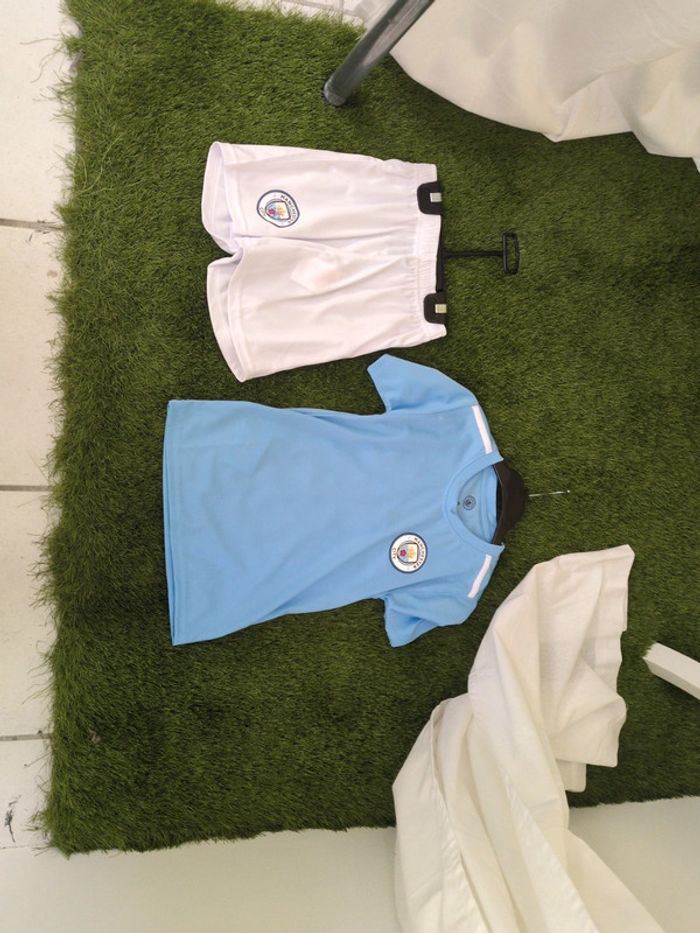 Ensemble foot short et tee shirt Manchester city