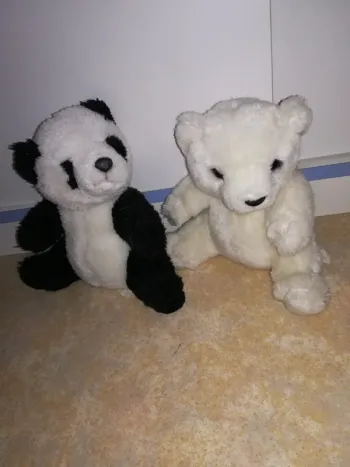 Lot de 2 doudous Amidis et compagnie, panda et ours blanc