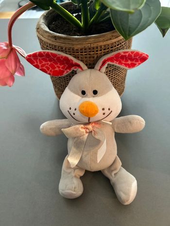 Peluche lapin noeud paques fizzy