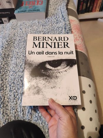 Un œil dans la nuit