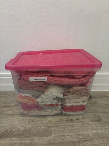 Gros bac de vêtements fille bébé 0/1 mois + accessoires de puériculture