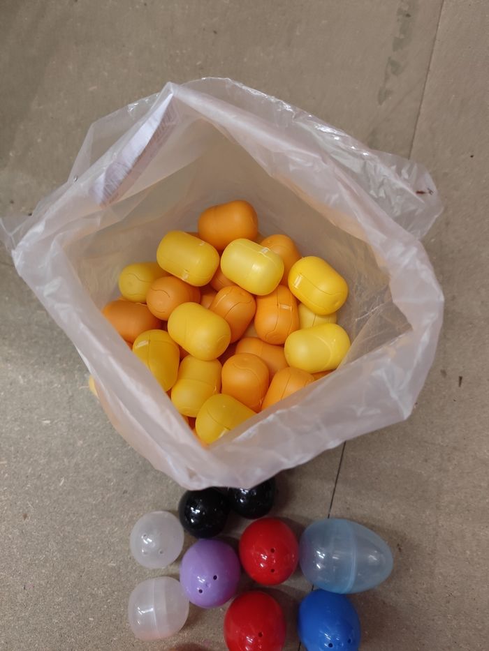 100 oeufs kinder + les  14 plus gros  tous vide