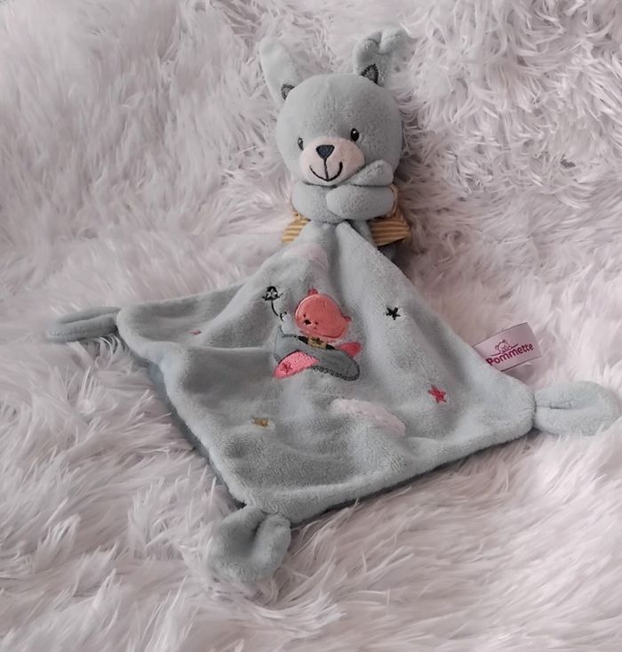 Doudou peluche lapin bleu avec mouchoir avion  - Pommette