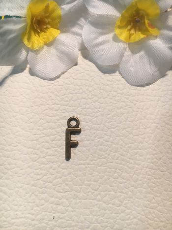 pendentif fantaisie métal doré vieilli lettre de l'alphabet