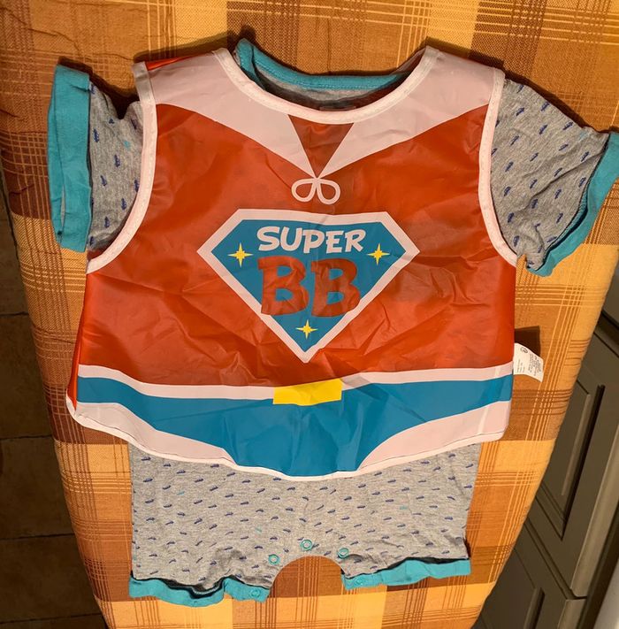 Lot vêtements combi short,maillot short et tablier - photo numéro 2