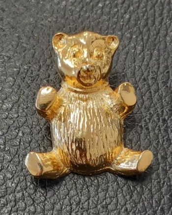 Adorable broche ourson en métal doré