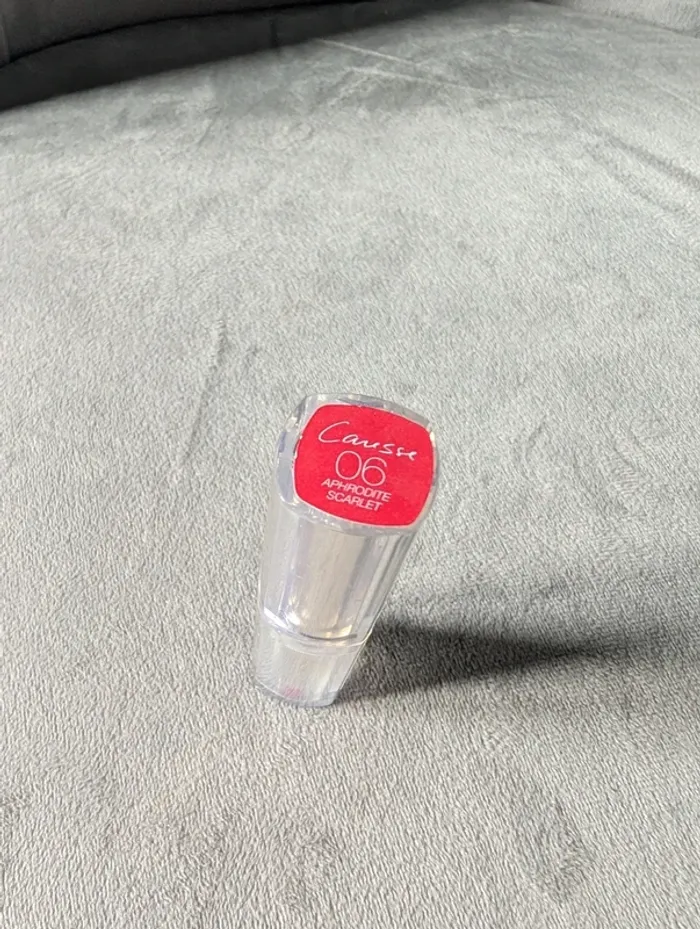 Rouge à lèvres L'Oréal aphrodite Scarlet - photo numéro 2