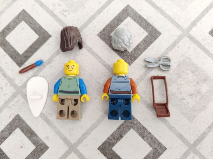2 figurines Tisserand de tapisserie et Forgeuse de boucliers du set Lego 10332 Place du Village Médiéval - photo numéro 6