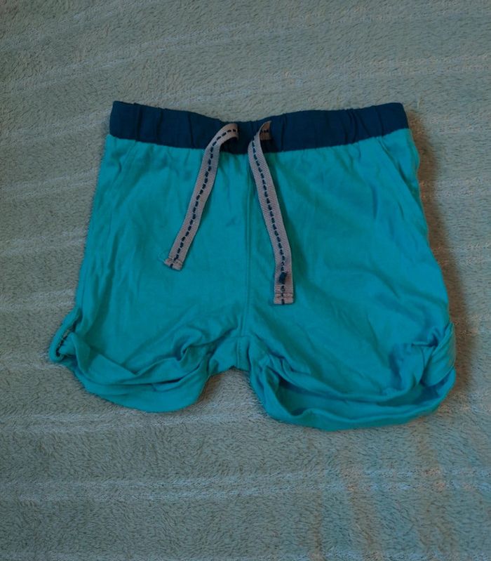 Short bleu
