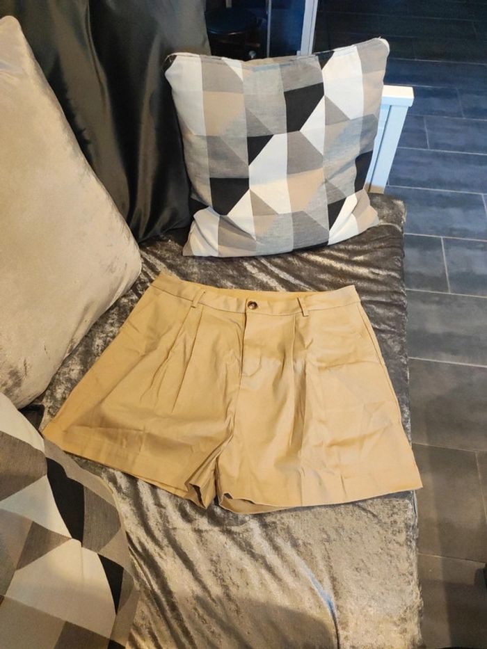 Short beige neuf