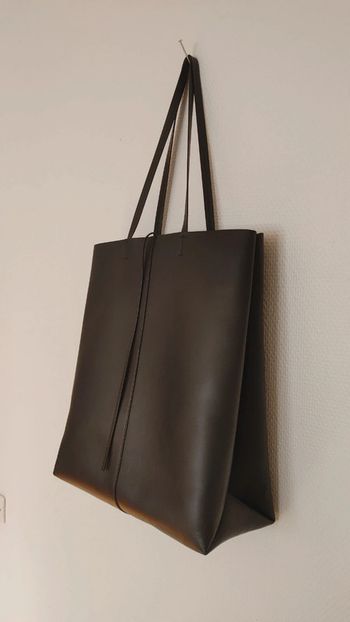 Élégant sac en cuir noir tout en sobriété