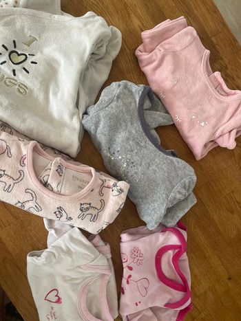 Lot de quatres pyjamas 6 mois et 2 bodies fille