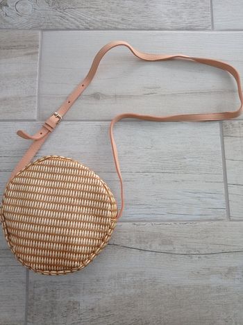 Sac bandoulière rond "effet osier"