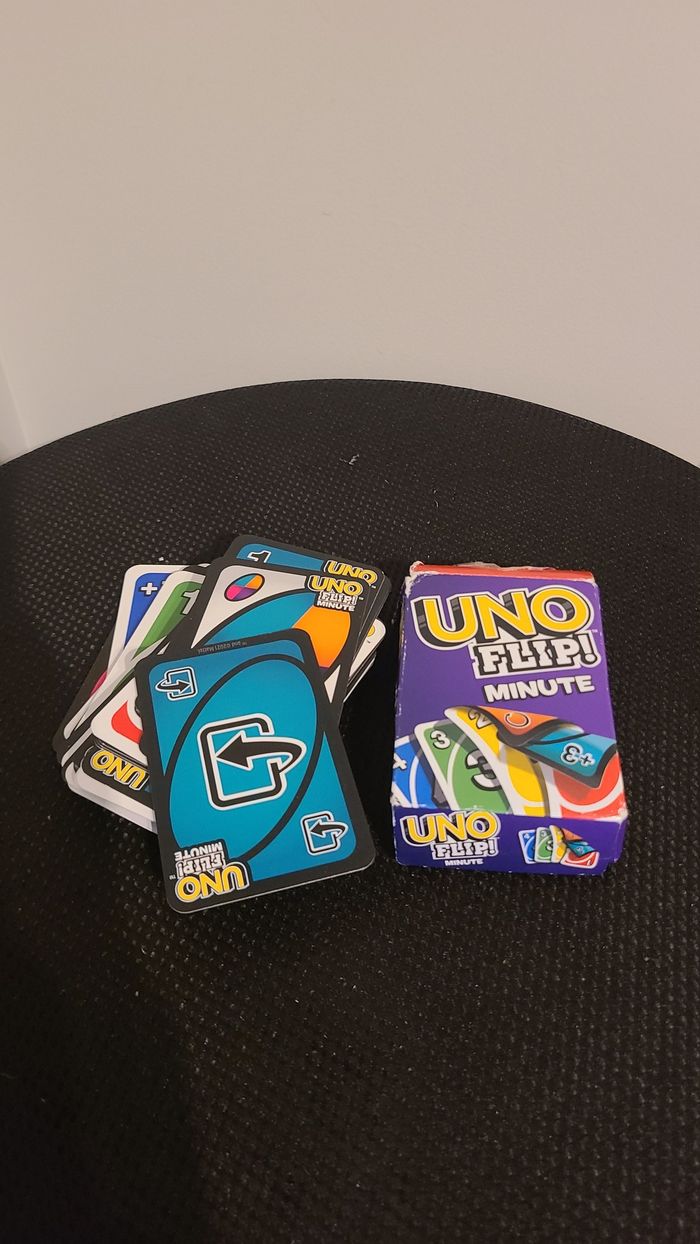 nouveau Uno aux cartes réversibles ! Pose la carte "Flip" et tous les joueurs joue avec le verso de - photo numéro 2