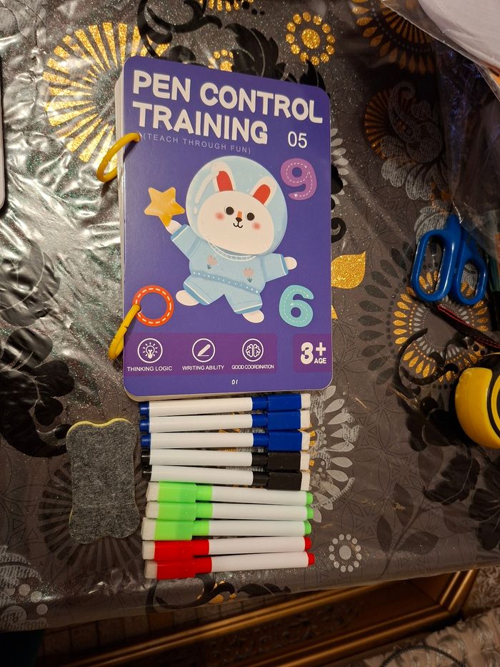 Livre magique + 10 feutres + eponge enfant age 3 ans + ecrie et efface neuf prix 5 euro