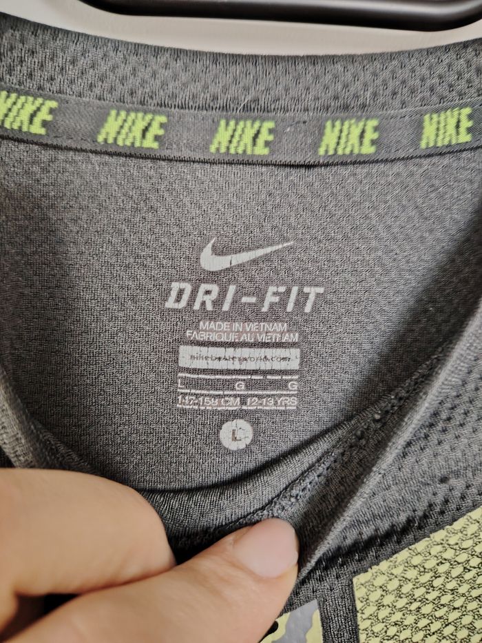 T-shirt Nike taille 12-13 ans gris et vert - photo numéro 4