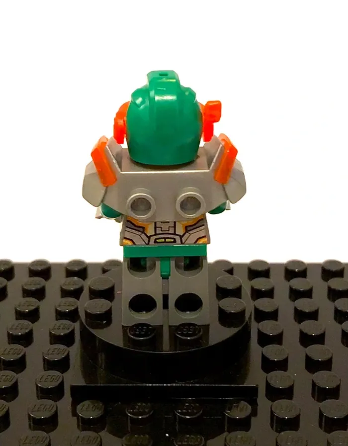 LEGO Nexo Knights - "Aaron Fox, trans-neon orange visor" - photo numéro 5