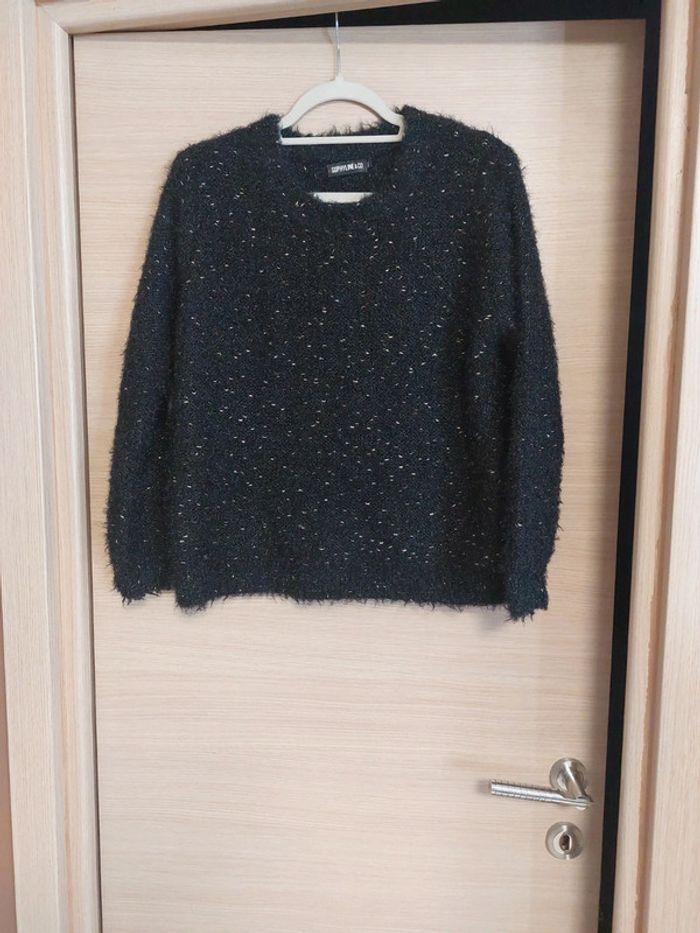 Pull noir poil long  et fil doré