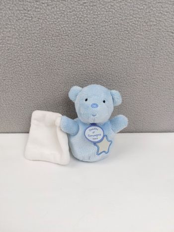 Doudou et Cie Peluche ours boule bleu 12 cm mouchoir blanc étoile luminescente