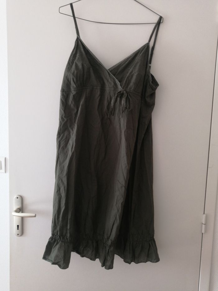 Robe kaki avec broderie