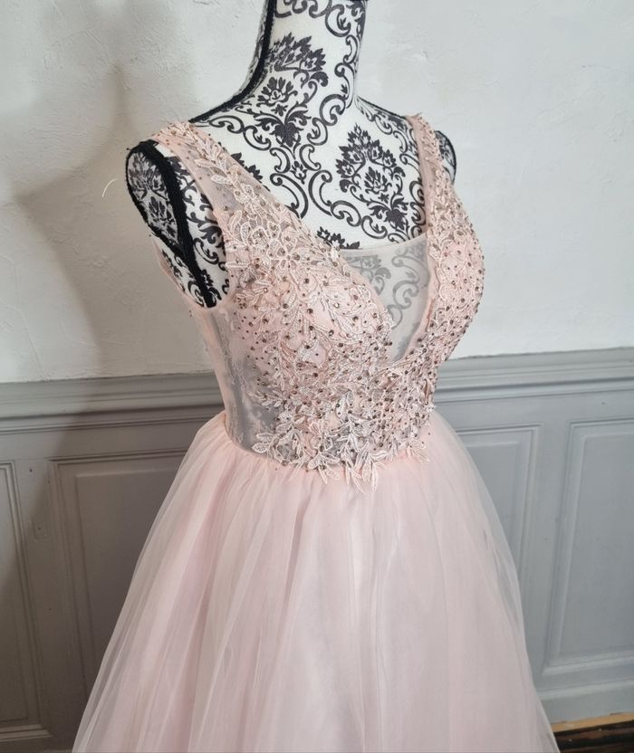 robe cérémonie longue buste dentelle et bas en tulle rose clair
Taille 38 - photo numéro 2