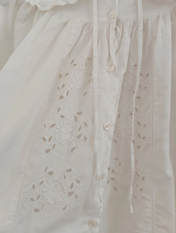 Blouse blanche boutonnée 
Col claudine broderie anglaise - photo numéro 7