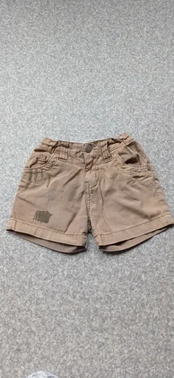 Dpam short taille 5 ans 
Bien porté