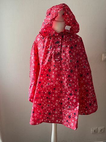 Poncho à capuche imperméable framboise avec des étoiles blanches et bleues marine