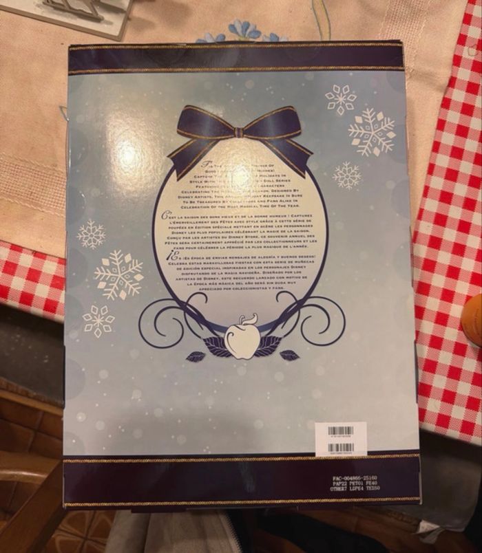 Poupée blanche neige édition limitée de Noël 2025 - photo numéro 2