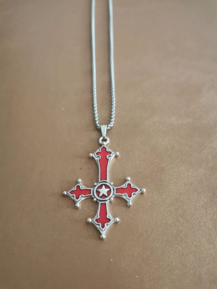 Chaîne et pendentif croix pentagramme rouge