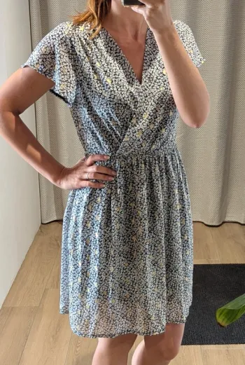 Robe noir et blanche à fleurs
