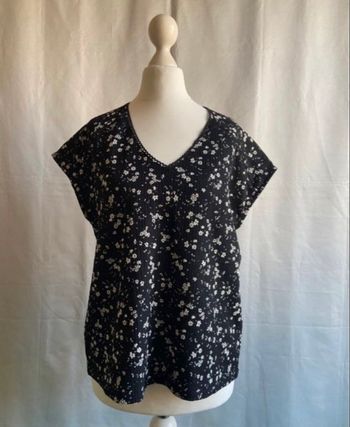 Blouse noire à motifs petites fleurs blanches encolure V Camaïeu taille 38 / M