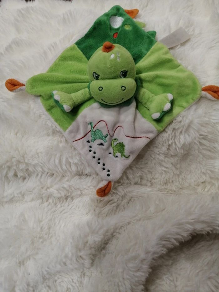 Doudou plat dinosaure dragon vert blanc orange Simba toys Kiabi nicotoy