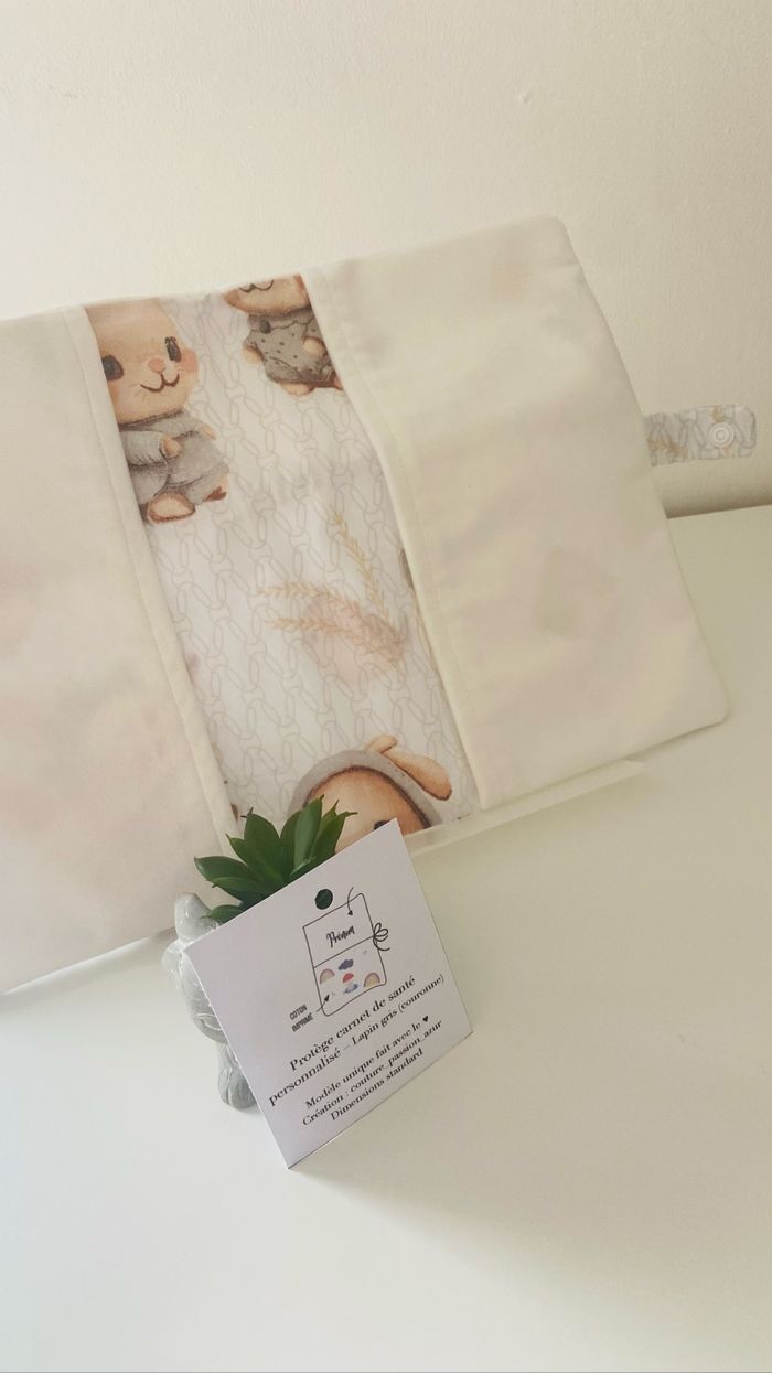 Protège carnet de santé personnalisable bébé enfant prénom lapin couronne de fleur - photo numéro 3