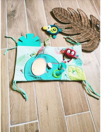 🦜 Jeu d'éveil sensoriel - Tour de lit /Panneau d'activités en tissu peluche - marque Lilliputiens