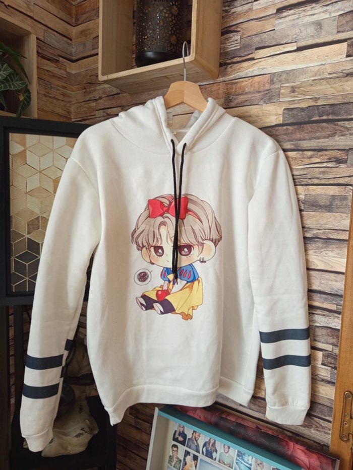 Sweat a capuche BTS blanche neige