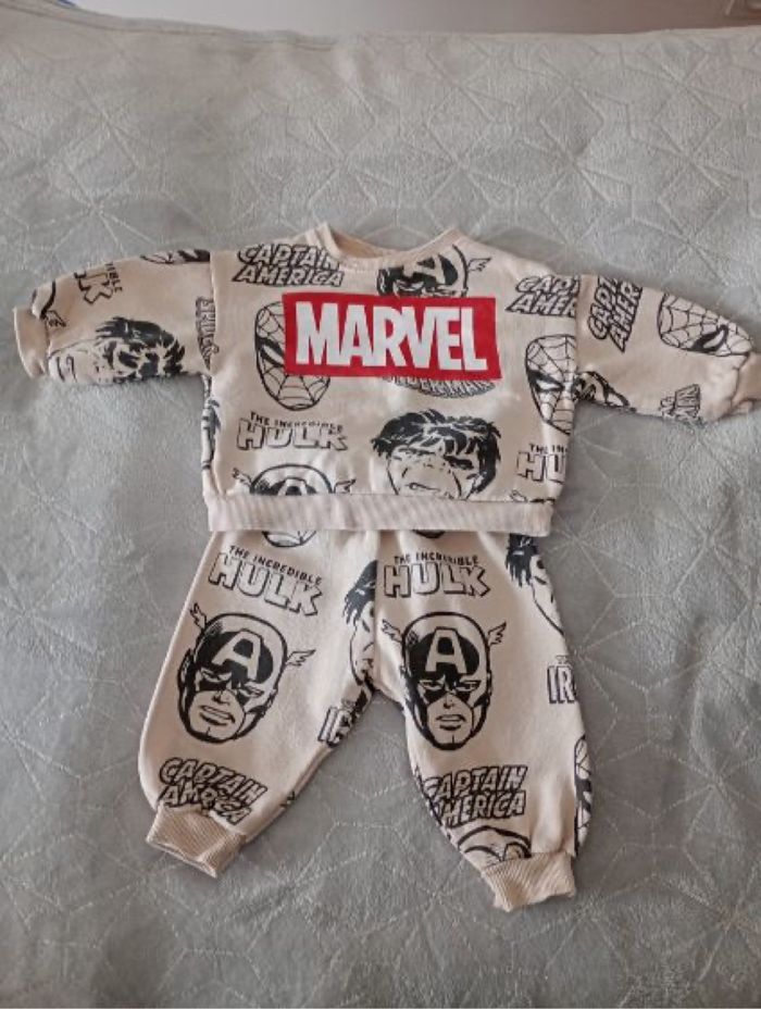 Ensemble bébé Marvel beige taille 12 mois