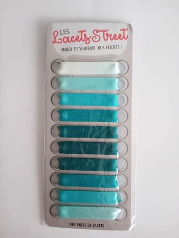 Paire de lacets blanc/bleu satin neuf