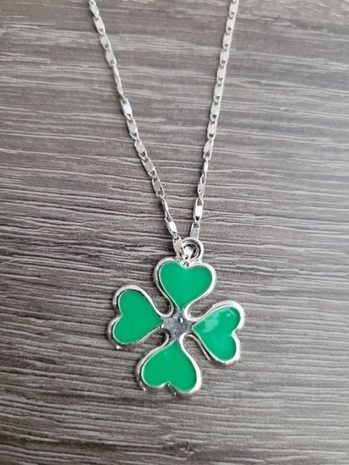Neuf collier avec trèfle à 4 feuilles