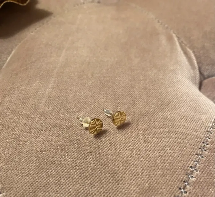 paires de petites boucles d’oreilles dorées - photo numéro 2