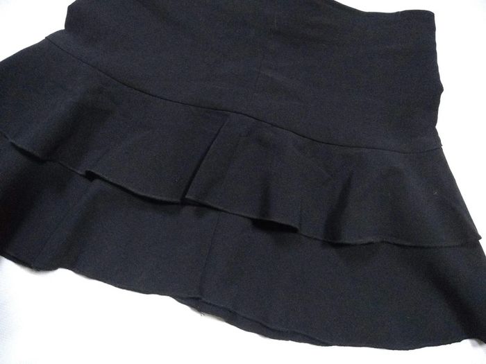 Mini-jupe noire avec volant