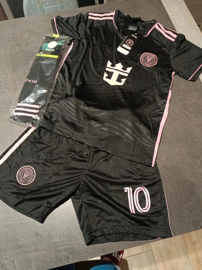Tenue football Léo Messi Inter Miami rose. T.24