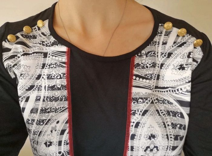 Tee-shirt avec boutons doré Neuf Taille 3 - photo numéro 2