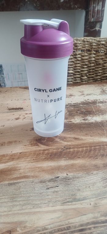 Shaker nutripure edition limitée dedicacé par cyril gane