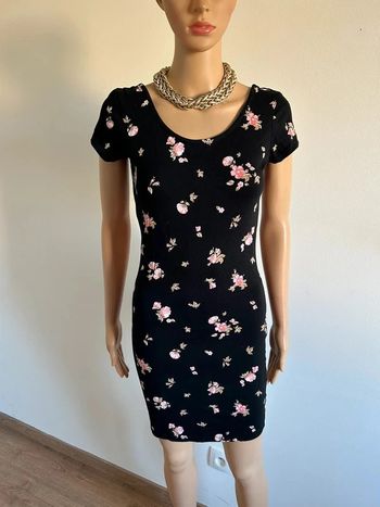 Robe noire et imprimée fleurie à manches courtes Clockhouse taille M jamais portée (taille petit)