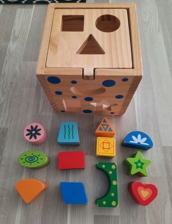Cube en bois avec formes